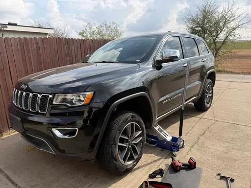 About Us 3 Mobile Tire Service Working On A Jeep In Dfw.
